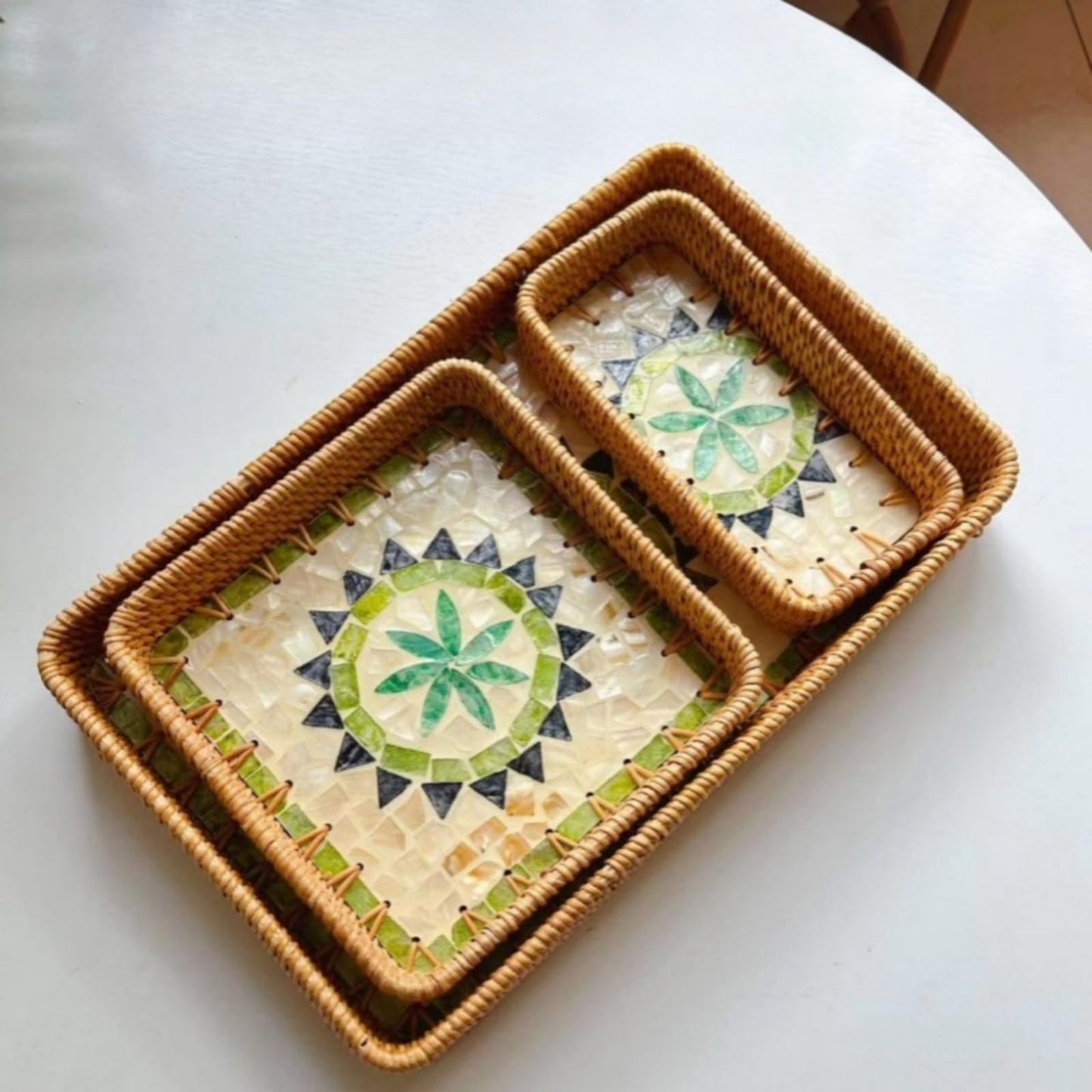 Rattan Tray, Tray Inlaid with Mother of Pearl, Decorative Table Trays for Storing and Organizing Fruits and Snacks at Home (2-Piece Set)